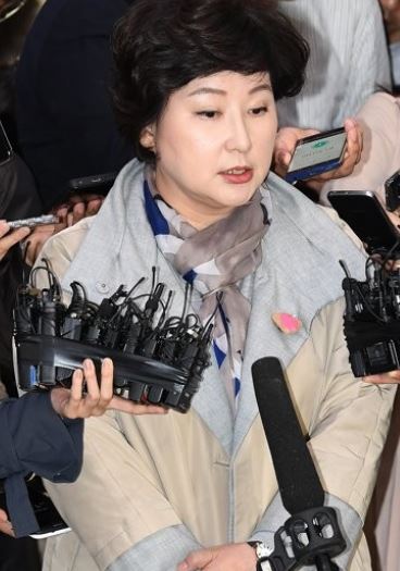 고 김광석의 아내 서해순 씨가 경찰에 출석해 긴 시간 조사를 받고 귀가했다.ⓒ 연합뉴스