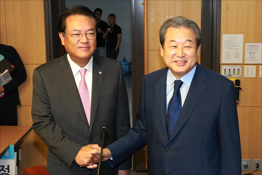 김무성 바른정당 의원(오른쪽)과 정진석 자유한국당 의원의 최근 움직임이 보수정당 통합으로 이어지는 것이 아니냐는 시각이 있다.ⓒ데일리안 홍금표 기자