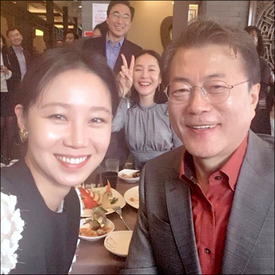 배우 공효진이 문재인 대통령과 함께 찍은 사진을 공개했다. ⓒ 공효진 인스타그램