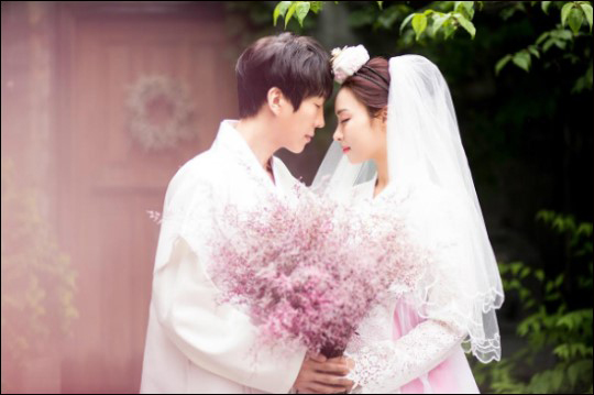 배우 김재범이 오는 22일 5살 연하의 일반인 신부와 결혼한다고 소속사 SM C&C가 17일 밝혔다.ⓒ해피메리드컴퍼니, 원파인데이스튜디오