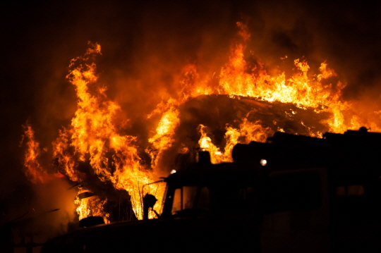 일정 규모 이상의 특수건물 소유주는 앞으로 화재로 인한 대물 손해 배상책임보험에 의무적으로 가입해야 한다. 이와 함께 특수건물 화재 시 대인배상보험금액도 상향된다(자료사진).ⓒ게티이미지뱅크
