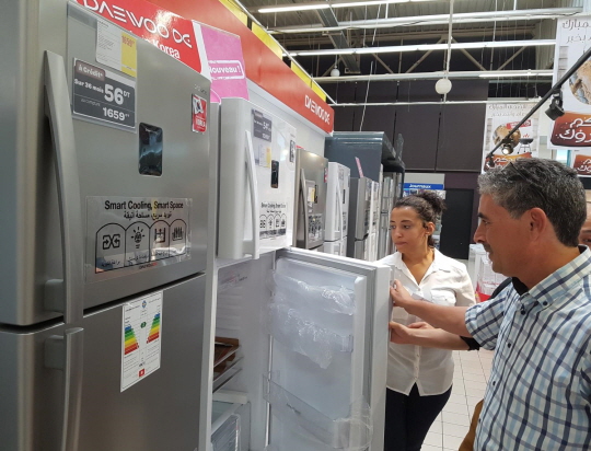 튀니지의 한 소비자가 수도 튀니스 소재 할인점 '까르푸'에서 동부대우전자 냉장고를 살펴보고 있다.ⓒ동부대우전자
