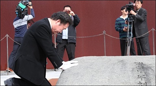 이낙연 총리가 19일 오후 경남 김해 봉하마을을 방문해 고(故) 노무현 전 대통령 묘역을 참배했다.(자료사진) ⓒ연합뉴스