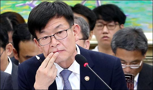 김상조 공정거래위원장은 19일 서울 여의도 국회에서 진행된 공정위 국정감사에서 의원들이 질의를 들으며 생각에 잠겨 있다.ⓒ데일리안 박항구 기자