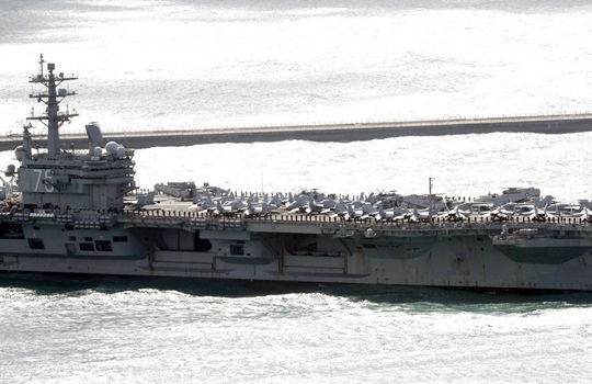 21일 한미 연합훈련에 참가한 미국 핵추진 항공모함 로널드 레이건호가 부산항에 입항하고 있다. ⓒ연합뉴스