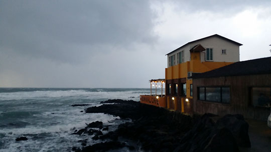 곽지해물해변 해안가에 있는 'BOMNAL(봄날)'카페 보습.ⓒ조남대