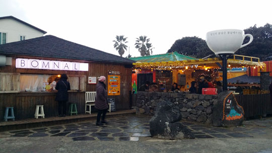 곽지해물해변 해안가에 있는 'BOMNAL(봄날)'카페 보습.ⓒ조남대