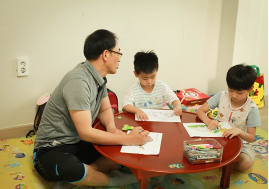남성 육아휴직을 신청한 KT&G 인천본부 김민식 대리가 자녀들과 함께 그림 그리기를 하고 있다.ⓒKT&G