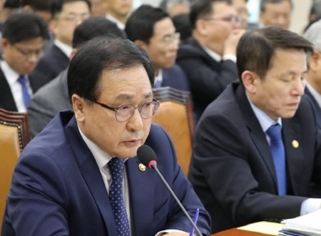 30일 의원들의 질문에 대해 답변하는 유영민 과기정통부 장관. ⓒ 연합뉴스 