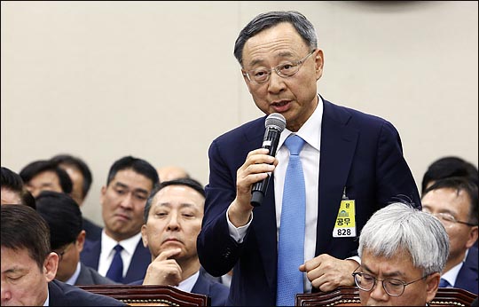 30일 황창규 KT 회장이 국감장에서 의원들의 질문에 답하고 있다. ⓒ 데일리안 박항구 기자 
