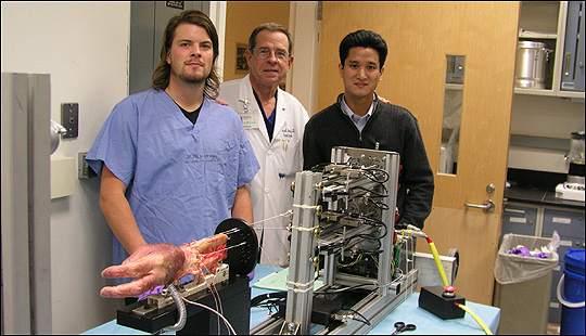 미국 스탠포드 대학교에서 로봇 공학을 공부할 때 그는 유명한 과학자이자 의사인 빈센트 헨츠(사진 가운데)를 도와 