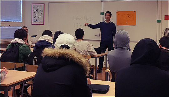 허훈 씨는 스웨덴 9학년(한국의 중학교 3학년)들을 대상으로 하는 고교 진학 멘토 자원봉사 활동도 한다. (사진 = 허훈 제공)