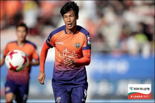 상대선수를 팔꿈치로 가격해 징계를 받는 정조국. ⓒ 한국프로축구연맹 