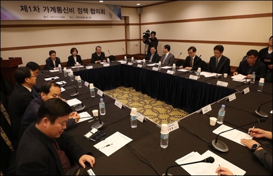 ‘가계통신비 정책 협의회’ 위원들이 10일 서울 양재동 더케이 호텔에서 진행된 첫 회의에 참석하고 있다. ⓒ연합뉴스