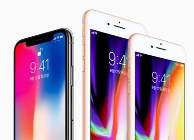 '아이폰X(왼쪽)'와 '아이폰8' 시리즈 ⓒ 애플 홈페이지 