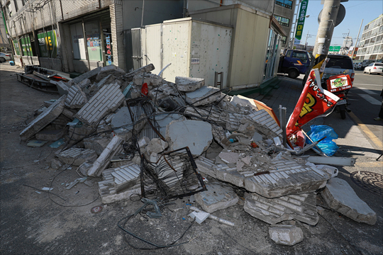 경북 포항에서 강진이 발생해 전국이 지진 공포에 휩싸인 가운데, 정부의 탈원전 정책에 대한 찬반 공방이 재점화되고 있다.(자료사진) ⓒ데일리안 홍금표 기자