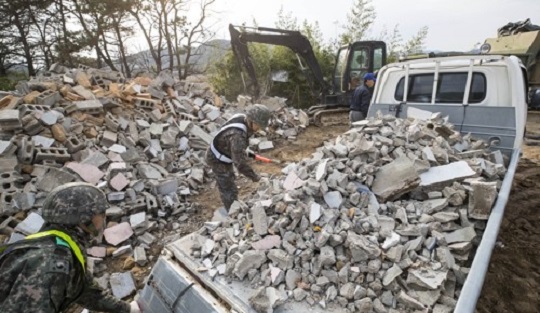 육군2작전사령부 예하 50사단 장병들이 17일 오후 포항 청하면 지진 피해지역에서 굴삭기·덤프 등을 투입해 복구작업을 하고 있다. ⓒ연합뉴스