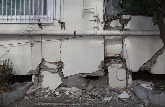 지난 15일 경북 포항에서 진도 5.4의 강진이 발생한 후 여진이 계속되고 있는 가운데 16일 오전 경북 포항시 북구 흥해읍의 한 아파트가 지진 피해로 파손돼 있다.ⓒ데일리안
