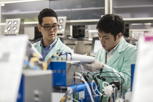 삼성바이오에피스 연구원들이 인천 송도 본사에서 연구개발(R&D)을 하고 있다.ⓒ삼성바이오에피스