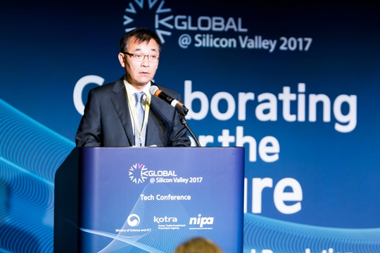 김용수 과학기술정보통신부 2차관이 지난 15일(현지시간) 미국 실리콘밸리 리바이스 스타디움에서 열린 '2017 K-글로벌@실리콘밸리 테크 컨퍼런스'에서 축사를 하고 있다.ⓒ과학기술정보통신부