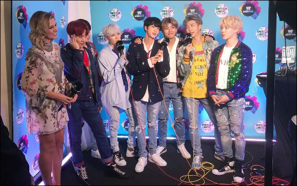 그룹 방탄소년단이 '2017 아메리칸 뮤직 어워즈'(American Music Awards)에서 미국 TV 데뷔 무대를 성공적으로 치렀다.ⓒ빅히트