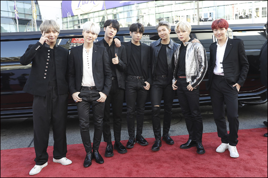 그룹 방탄소년단이 '2017 아메리칸 뮤직 어워즈'(American Music Awards)에서 미국 TV 데뷔 무대를 성공적으로 치렀다.ⓒ빅히트