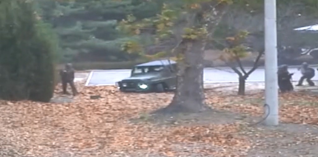 귀순병사를 향해 총격을 가하는 북한군의 폐쇄회로 TV 화면. ⓒ유엔군사령부