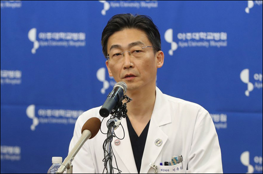 22일 오전 경기도 수원시 아주대학교병원에서 이국종 교수가 총상을 입은 채 귀순한 북한군 병사의 회복 상태 등을 설명하고 있다. ⓒ연합뉴스