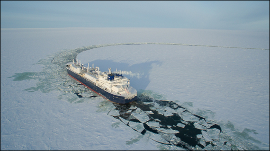 대우조선해양이 세계 최초로 건조한 쇄빙LNG선이 얼음을 깨면서 운항하고 있다.ⓒ대우조선해양