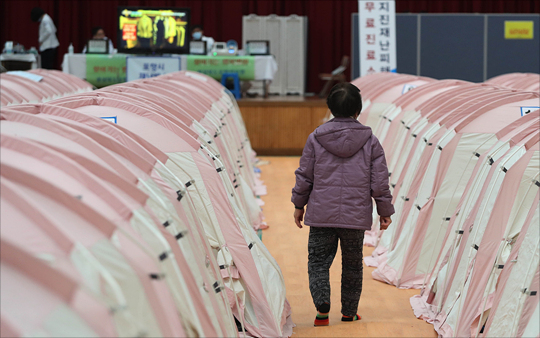 2018학년도 대학수학능력시험(수능시험)이 하루 앞으로 다가온 22일 오후 경북 포항시 흥해실내체육관에서 지진 피해로 대피한 이재민들의 사생활을 위해 설치된 개별 텐트들 사이로 한 주민이 걸어가고 있다. ⓒ데일리안 홍금표 기자