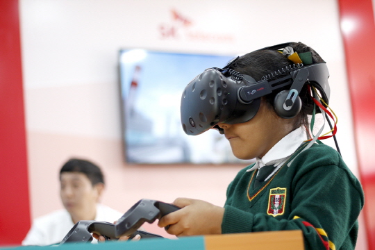 현지 어린이가 가상현실(VR)을 체험하고 있다. ⓒ SKT