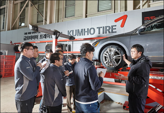 타이어프로 점주 및 직원들이 23일 대전 금호타이어 세일즈 트레이닝 센터에서 '수입차 타이어 및 기초 경정비 서비스 전문가 육성' 교육을 받고 있다.ⓒ금호타이어
