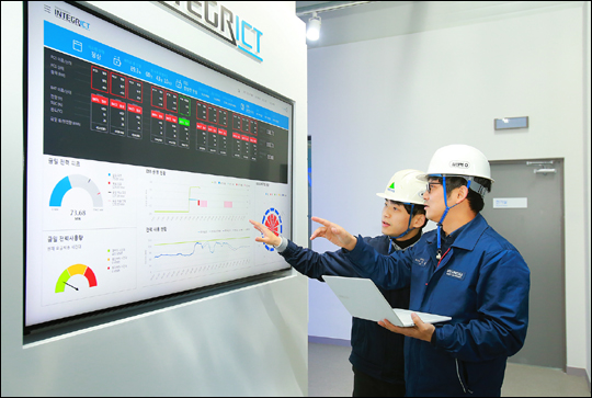 현대중공업 직원들이 ESS센터에서 공장 내 에너지 현황을 확인하고 있다.ⓒ현대중공업
