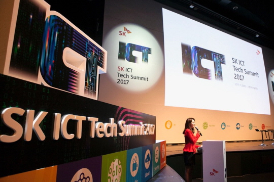 SK텔레콤은 23일 서울 광진구 워커힐 호텔에서 SK그룹 내 12개 회사의 ICT 기술 역량과 노하우를 공유하는‘SK ICT 테크 서밋 2017’을 개최한다. ⓒ SKT