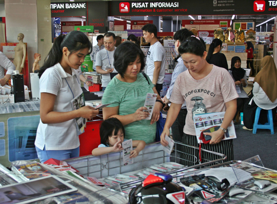 롯데마트 인도네시아 끌라빠가딩점을 찾은 현지 고객들이 쇼핑을 하고 있다.ⓒ롯데마트
