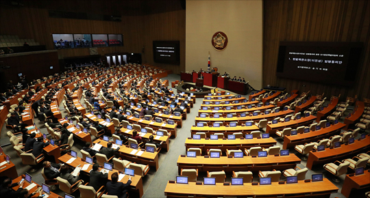 24일 오전 국회에서 열린 국회 본회의에서 이진성 헌법재판소장 후보자의 임명동의안이 통과되고 있다. ⓒ데일리안 홍금표 기자