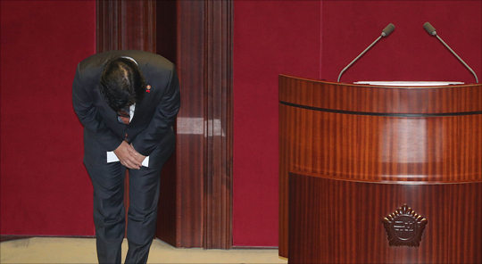 24일 오전 국회에서 열린 국회 본회의에서 홍종학 중소벤처기업부 장관이 인사를 하고 있다. ⓒ데일리안 홍금표 기자