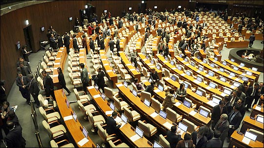 2018년도 예산안 법정 시한 처리가 불발된 가운데 지난 2일 저녁 국회 본회의가 정회되자 여야 의원들이 본회의장을 빠져나가고 있다. ⓒ데일리안 박항구 기자