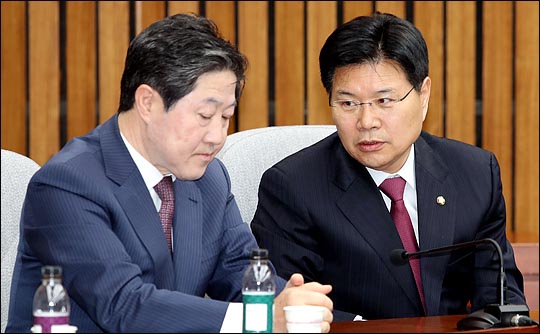 최근 자유한국당 중진의원 간담회에서 홍문종(오른쪽) 의원과 유기준 의원이 대화를 나누고 있다. ⓒ데일리안 박항구 기자
