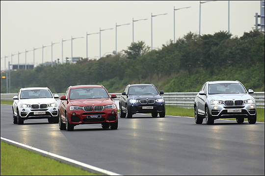 BMW 뉴 X4가 드라이빙센터 트랙 위를 달리고 있다. ⓒBMW 그룹 코리아