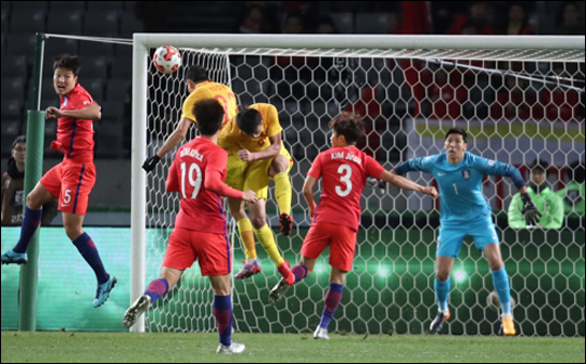 9일 오후 일본 도쿄 아지노모토 스타디움에서 열린 ‘2017 동아시아축구연맹(EAFF) E-1 챔피언십’에서 한국이 후반 중국의 위다바오에게 동점골을 허용하고 있다. ⓒ 연합뉴스