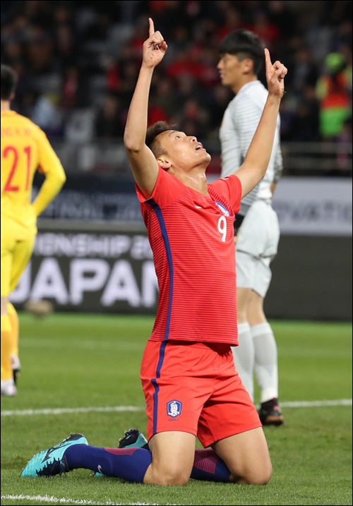 중국을 상대로 동점골 기록한 김신욱이 골 세리머니를 펼치고 있다. ⓒ 연합뉴스