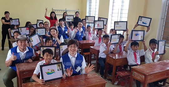 베트남 학생들과 삼성물산 봉사단원들이 ‘나의 꿈 그리기’ 수업 후 단체사진을 촬영하고 있다. ⓒ삼성물산