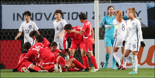 11일 오후 일본 지바현 소가 스포츠파크에서 열린 ‘2017 동아시아축구연맹(EAFF) E-1 챔피언십’ 여자부 2차전서 북한의 김윤미에게 실점한 한국선수들이 허탈한 모습을 보이고 있다. ⓒ 연합뉴스