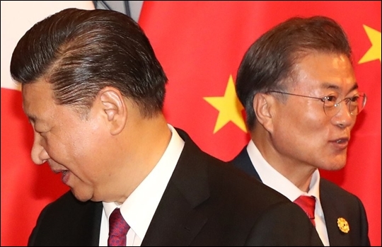 APEC 정상회의 참석 중인 문재인 대통령과 시진핑 중국 국가주석이 지난달 11일 베트남 다낭 크라운플라자 호텔에서 악수를 마치고 돌아서고 있다. ⓒ연합뉴스