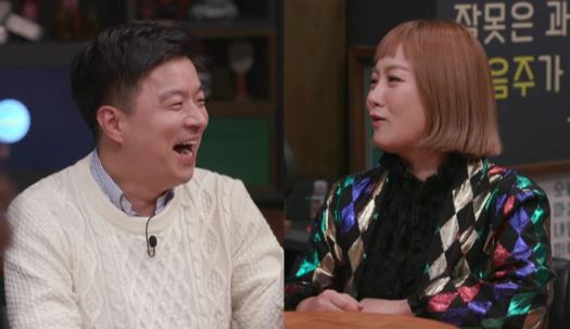 tvN '인생술집'에 데뷔 후 25년만에 전성기를 맞은 김생민과 대세 예능인 박나래가 방문해 서로 다른 두 매력을 뽐낸다. ⓒ tvN