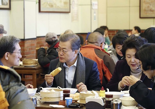 문재인 대통령과 부인 김정숙 여사가 14일 중국 베이징 조어대 인근 한 식당에서 아침 식사를 하고 있다.ⓒ청와대
