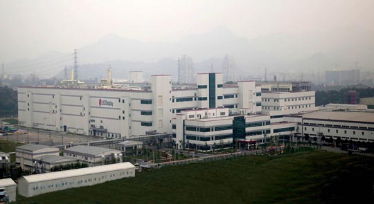LG디스플레이가 중국 광저우에 건설하려는 대형 유기발광다이오드(OLED) 공장 건설 승인 여부가 여전히 오리무중이다. 사진은 중국 광저우 LG디스플레이 액정표시장치(LCD) 패널 공장 전경.ⓒLG디스플레이 