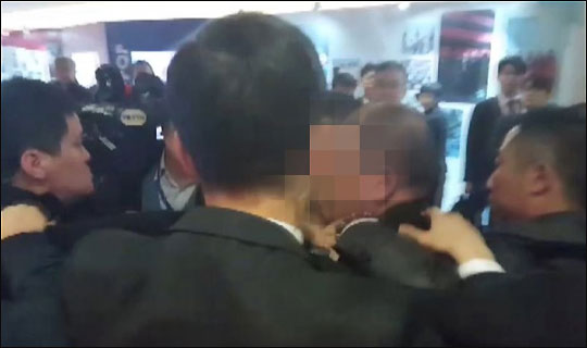 14일 오전 문재인 대통령 국빈방문 행사를 취재하던 한국의 한 사진기자가 베이징 국가회의 중심 B홀에서 중국 측 경호 관계자에게 일방적으로 폭행 당하고 있다.ⓒ연합뉴스