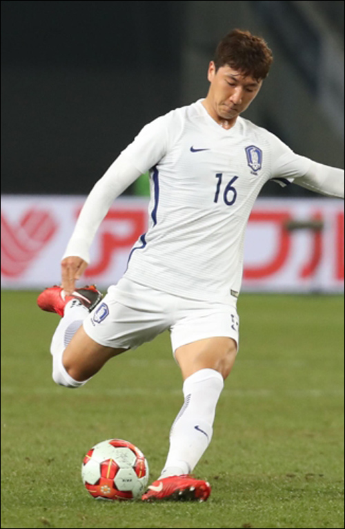 정우영이 일본전에서 무회전 프리킥을 시도하고 있다. ⓒ 연합뉴스